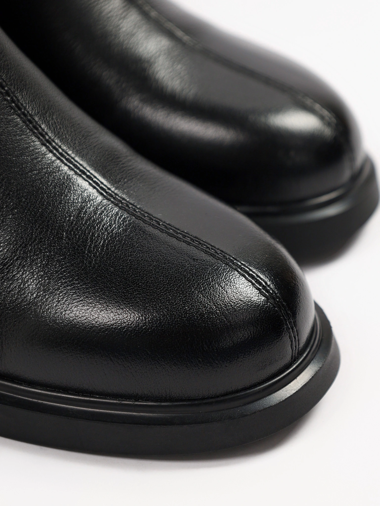 Ботинки черного цвета на среднем широком каблуке